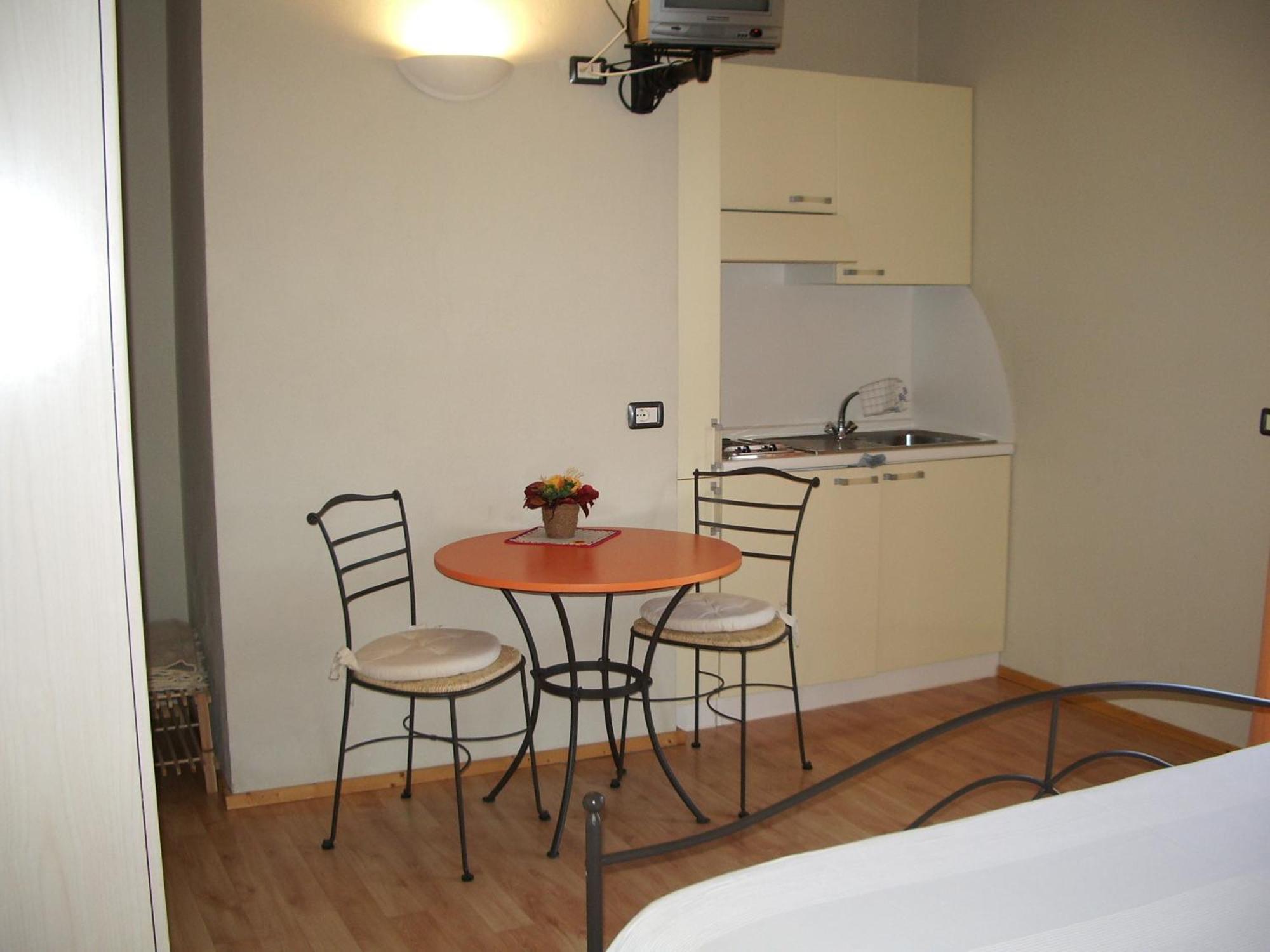 Agriturismo Fano'S Farm Suno Bilik gambar
