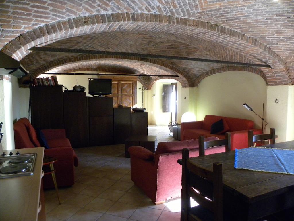 Agriturismo Fano'S Farm Suno Bilik gambar