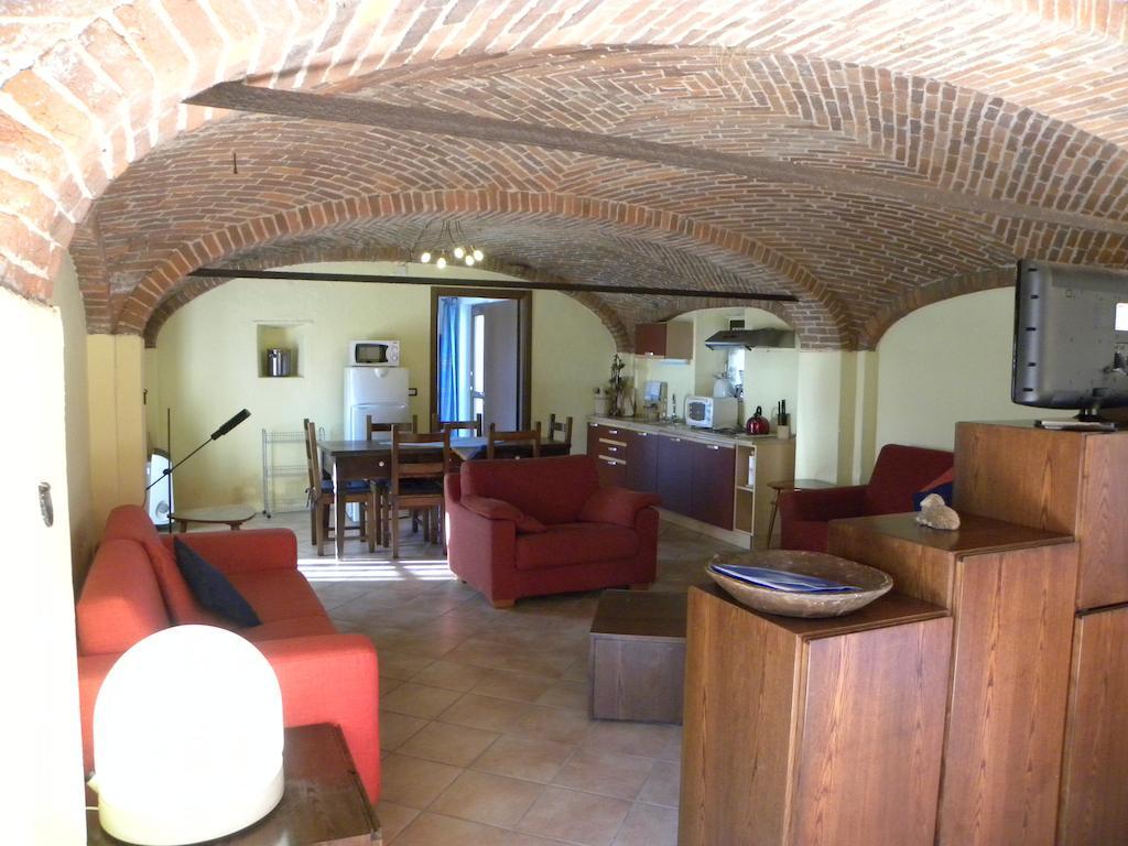 Agriturismo Fano'S Farm Suno Bilik gambar