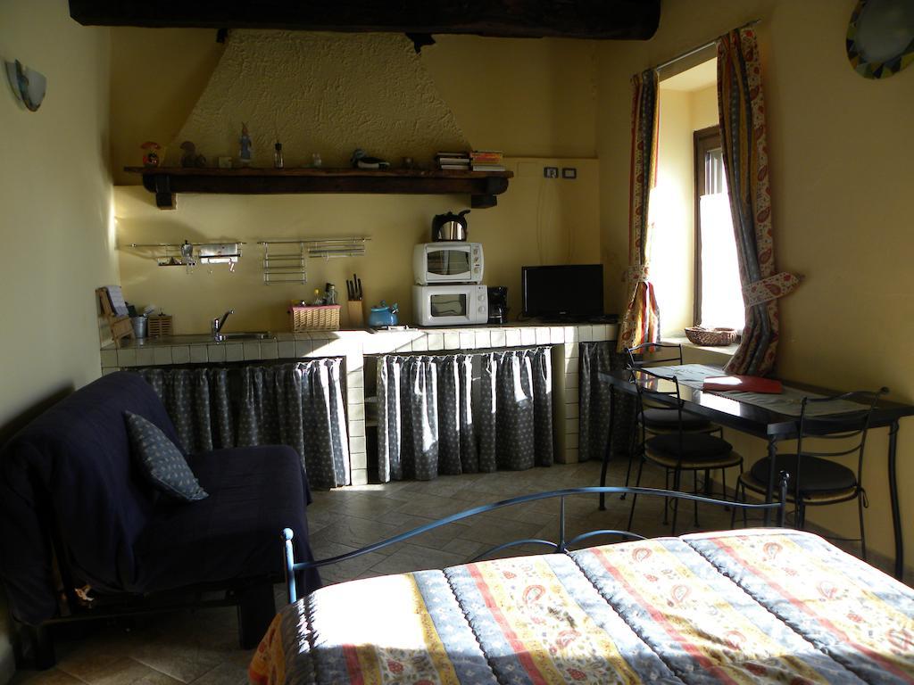 Agriturismo Fano'S Farm Suno Bilik gambar