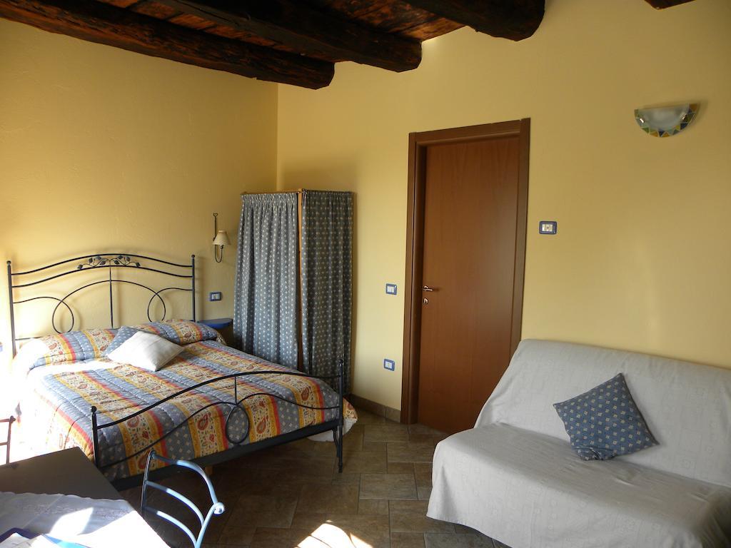 Agriturismo Fano'S Farm Suno Bilik gambar