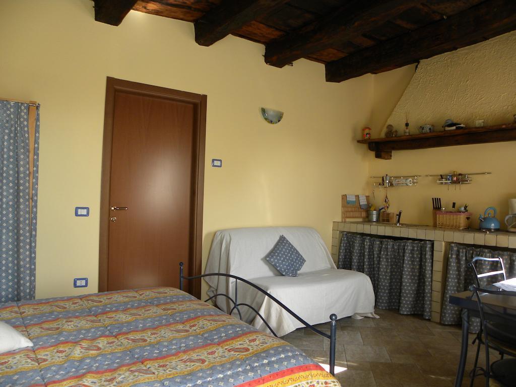 Agriturismo Fano'S Farm Suno Bilik gambar