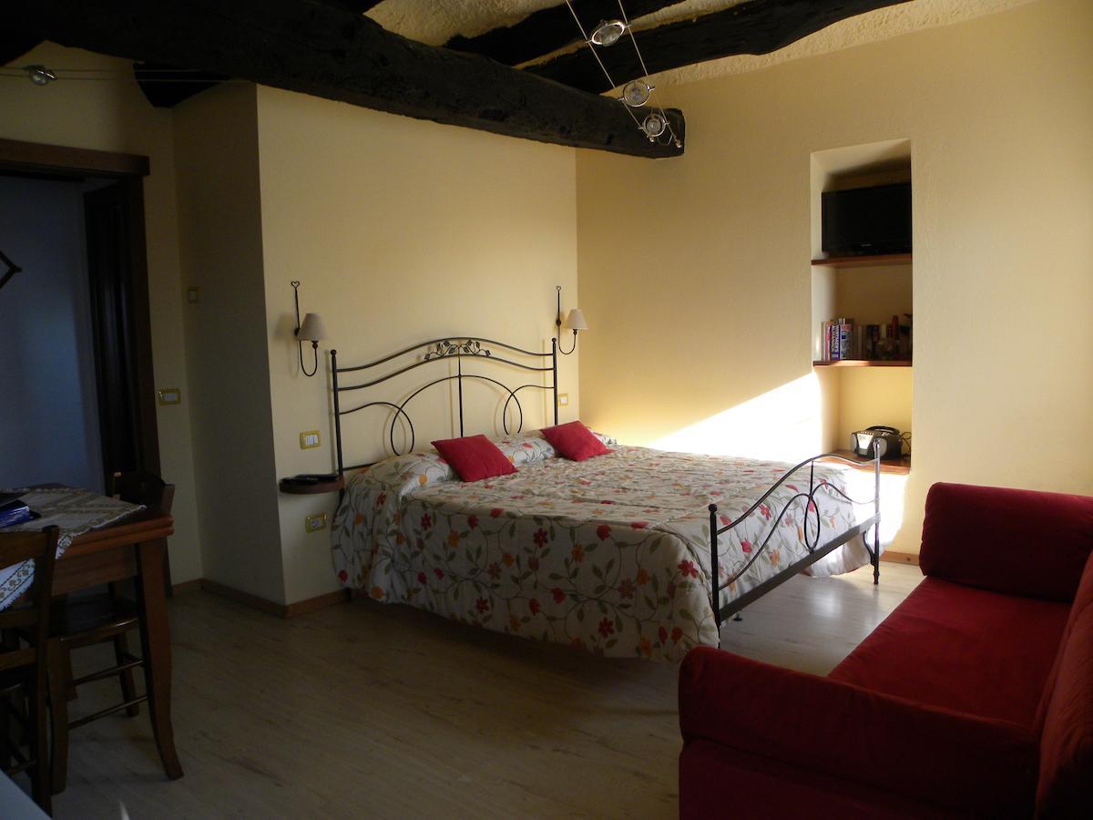 Agriturismo Fano'S Farm Suno Bilik gambar